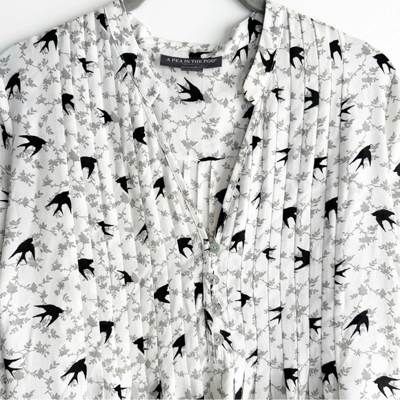 A Pea In The Pod Womens Top Size Medium Blouse Birds V Neck Popover Maternity - Picture 2 of 10